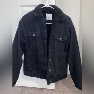 Black jean jacket with collared fur